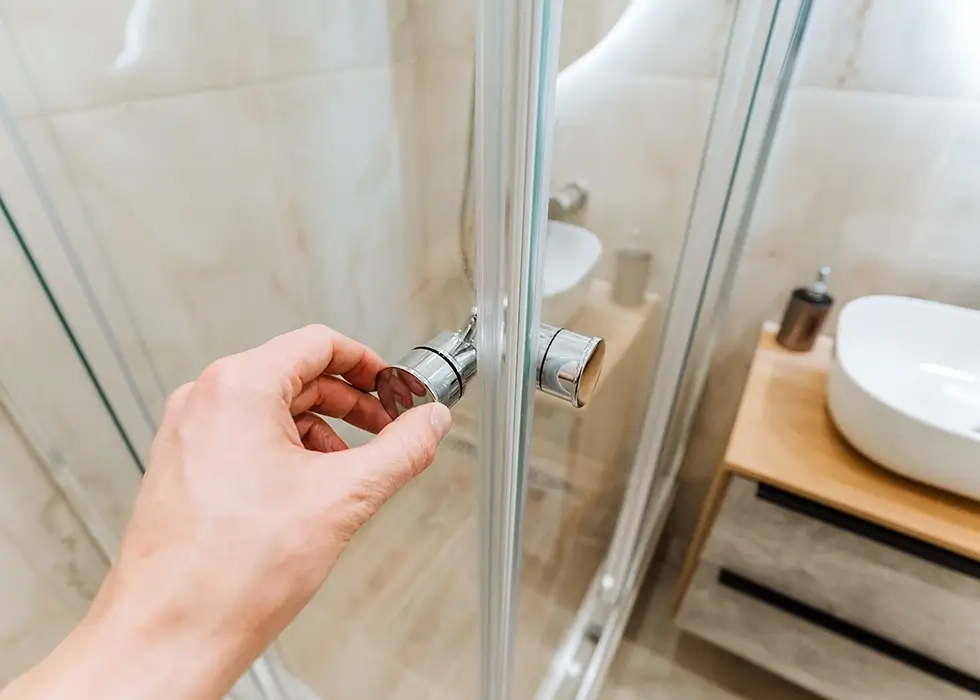 Duschkabinwand aus Glas in einem Badezimmer