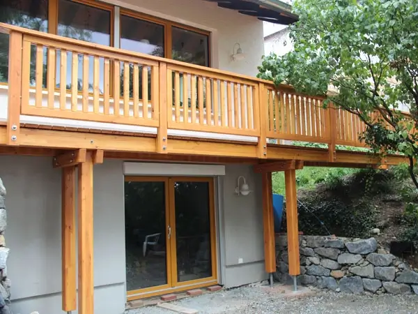 Ein neuer Holzbalkon auf Stützen