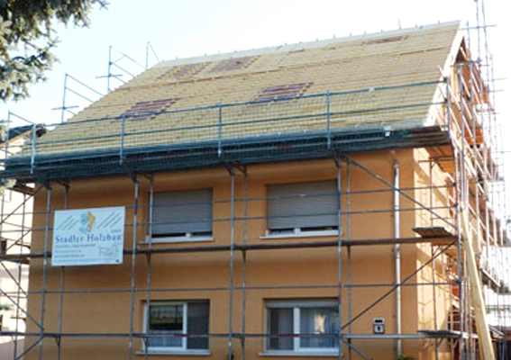 Ein Dach von einem Einfamilienahus wird neu eigedeckt