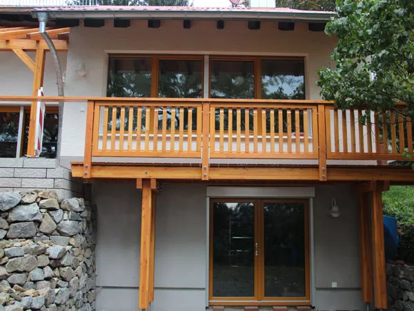 Holzbalkon mit Stützen