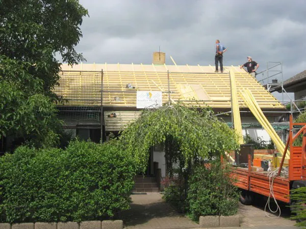 Ein neuer Dachstuhl aus Holz