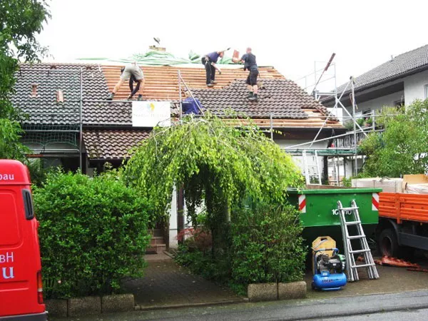 Handwerker decken ein neues Dach