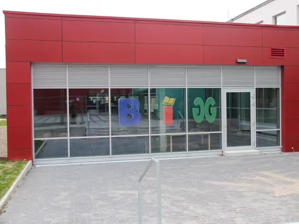 Rote Holzfassade eines Gebäudes