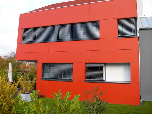 Rote Holzfassade eines Gebäudes