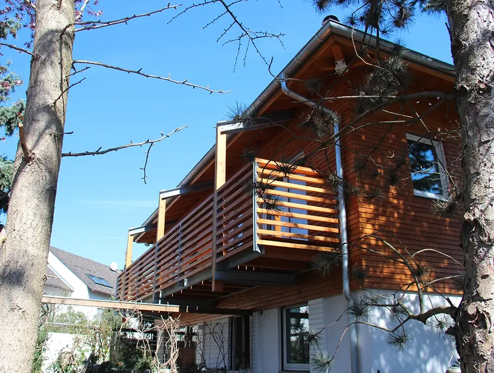 Holzbalkon mit Stützen