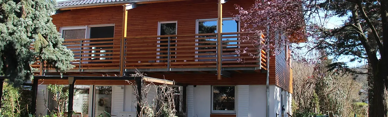 Eine großer Holzfbalkon auf Stützen