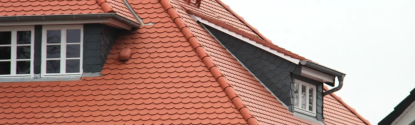 Ein große Dach wurde mit neuen Ziegeln saniert