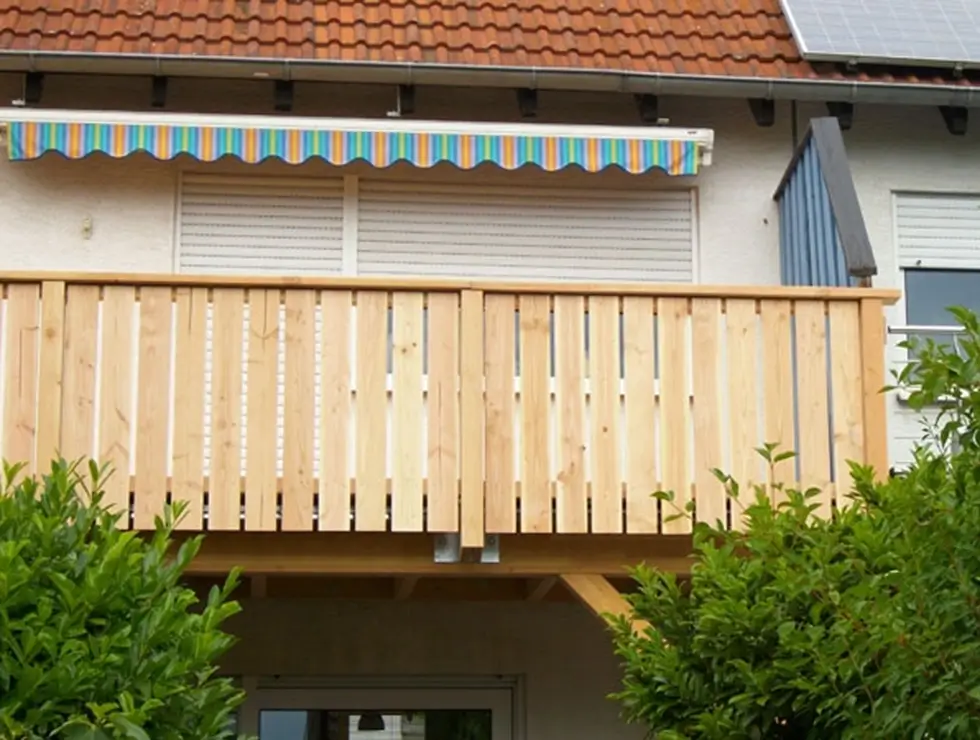 Ein sanierter Balkon mit Holzverkleidung