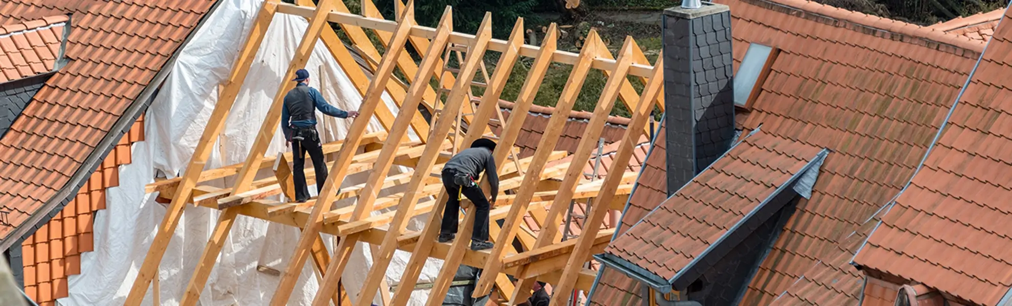 Ein neuer Dachstuhl wird von Zimmermänner gebaut