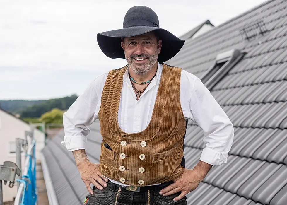 Zimmermann in traditioneller Zunftbekleidung auf dem